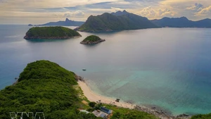 Посетители осматривают «Обезьяний остров» в Канзё на моторной лодке. Фото: ВИА