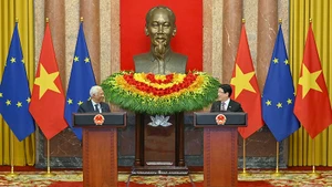 Президент Лыонг Кыонг и Председатель Европейского совета Антониу Кошта информируют о результатах переговоров. Фото: ВИА