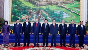 Генсекретарь То Лам; Председатель НПК Самдеч Течо Хун Сен; Генсекретарь и Президент Лаоса Тхонглун Сисулит и руководители трех стран на встрече. Фото: ВИА