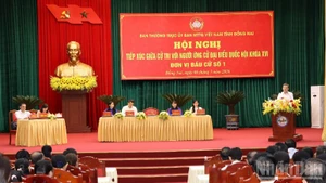 Товарищ Ле Минь Чи представляет программу действий на встрече. 