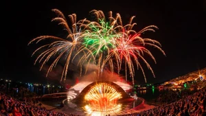 Эти грандиозные ночные фейерверки стали одной из визитных карточек отдыха для туристов на Жемчужном острове. Фото: Sun Group