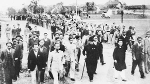 Жители Ханоя приветствуют Президента Хо Ши Мина и делегатов, выдвинутых в Национальное собрание, Ханой, 5 января 1946 года. Фото: Музей Хо Ши Мина