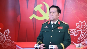 Генерал армии Нгуен Чонг Нгиа отвечает на вопросы журналистов. Фото: ВИА