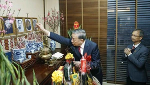 Генеральный секретарь ЦК КПВ То Лам воскуряет благовония в память о Генеральном секретаре Чыонг Тьине. Фото: ВИА