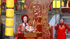 Заместитель председателя Народного комитета Ханоя Ву Тху Ха выступает на программе. Фото: ВИА