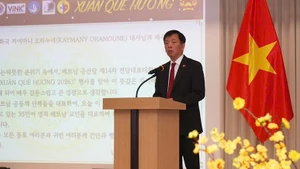 Посол Вьетнама в Республике Корея Ву Хо выступает на программе «Весна на Родине», организованной Посольством Вьетнама в Южной Корее, по случаю Тэта Бинь Нго 2026 года. Фото: Посольство Вьетнама в Южной Корее