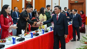 Постоянный член Секретариата Чан Кам Ту на встрече с 96 выдающимися секретарями партийных ячеек. Фото: Зюи Линь