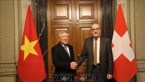 Постоянный заместитель премьер-министра Правительства Нгуен Хоа Бинь и Президент, Министр экономики, образования и исследований Швейцарии Ги Пармелен. Фото: ВИА