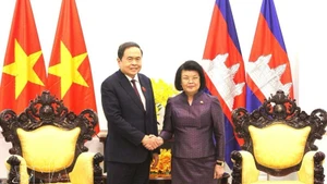 Председатель НС Чан Тхань Ман проводит двустороннюю встречу с Председателем НА Камбоджи Кхуон Судари. Фото: ВИА