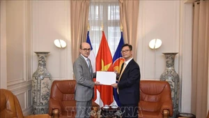 Посол Чинь Дык Хай вручает г-ну Матье Кармоне копию верительных грамот Президента Лыонг Кыонга. Фото: ВИА