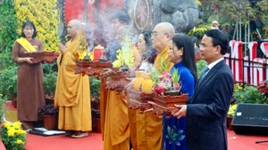 Делегаты выполняют ритуал зажигания благовоний, чтобы помолиться о мире в стране и благополучии народа. 