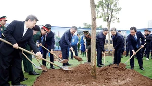 Генеральный секретарь ЦК КПВ То Лам и делегаты сажают деревья. Фото: ВИА