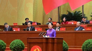 Товарищ Ха Тхи Нга представляет доклад. Фото: Чан Хай