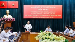 Председатель НС Чан Тхань Ман выступает с речью. Фото: ВИА