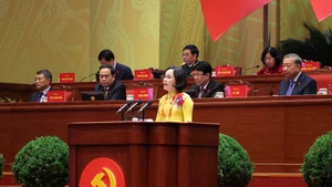 Товарищ Нгуен Тхи Тхань, член Центрального комитета Партии, член Постоянного комитета Партийного комитета Национального собрания, заместитель Председателя Национального собрания, выступает с докладом. Фото: ВИА