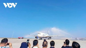 Самолёт был встречен водной аркой при посадке в аэропорту Камрань. Фото: ВИА