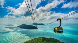 Канатная дорога Хонтхом, самая длинная в мире трёхканатная канатная дорога, также отмечена Travel + Leisure как одно из самых зрелищных путешествий в Азии. Фото: Sun Group