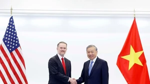 Генеральный секретарь Коммунистической партии Вьетнама То Лам (справа) принимает торгового представителя США, посла Джеймисона Грира, в Вашингтоне 19 февраля. Фото: ВИA