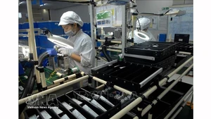 Производственная линия по выпуску электронного оборудования и осветительных приборов для автомобилей и мотоциклов на предприятии ООО "Stanley Electric Vietnam" (японские инвестиции) в Ханое. Фото: ВИА