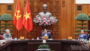 Премьер-министр Фам Минь Тьинь выступает на заседании. Фото: Чан Хай