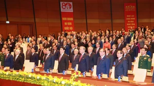 Делегаты выполняют церемонию приветствия Государственного флага на церемонии. Фото: ВИА