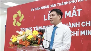 Директор Центра государственных административных услуг города Хошимин Нгуен Туан Ань выступает на церемонии открытия. Фото: ВИА