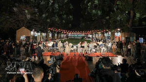 Гости мероприятия наслаждаются открытым музыкальным пространством и выступлением оркестра. Фото: ВИА