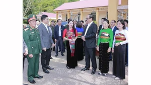 Заместитель Председателя НС Чан Куанг Фыонг и рабочая делегация проверяют условия, обеспечивающие обслуживание избирателей на 10-м избирательном участке деревни Тантхань (коммуна Пулуонг). Фото: ВИА