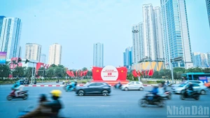 [Фото] Ханой ярко украшен в честь XIV съезда КПВ 