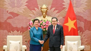 Председатель НС Чан Тхань Ман принимает Посла Камбоджи Чеа Кимтху. Фото: Зюи Линь