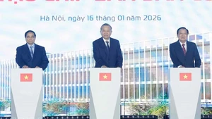 Генеральный секретарь ЦК КПВ То Лам (в центре), Премьер-министр Фам Минь Тьинь (слева) и заведующий Отделом ЦК КПВ по внутренним делам Фан Динь Чак дают старт строительству высокотехнологичного завода по производству полупроводников в Ханое 16 января 2026 года. Фото: ВИА