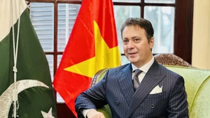 Посол Пакистана во Вьетнаме Кохдаяр Марри отвечает на вопросы корреспондента ВИА. Фото: ВИА