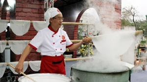 Рисовые листы, приготовленные традиционным способом в ремесленной деревне фо Ванкы общины Намдонг провинции Ниньбинь. Фото: ВИА