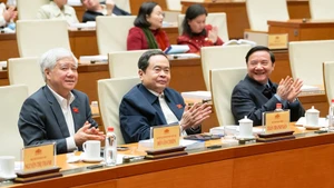 Секретарь партийного комитета НС, Председатель НС Чан Тхань Ман; постоянный заместитель секретаря партийного комитета Национального собрания, постоянный Зампредседателя НС До Ван Тьиен; Зампредседателя НС Нгуен Кхак Динь участвуют в конференции. Фото: daibieunhandan.vn