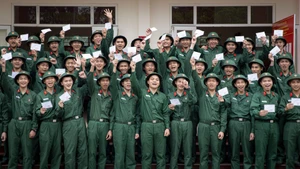 [Фото] Новобранцы с радостью выполняют избирательное право в своем подразделении