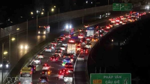 Транспортные средства с трудом продвигались плотным потоком на участке в конце скоростной магистрали Фапван — Каузе в направлении центра столицы вечером 21 февраля (снимок сделан в 22:00). Фото: ВИА