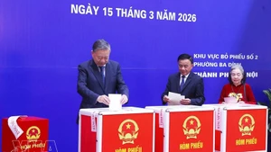 Генеральный секретарь ЦК КПВ То Лам (первый слева) опускает бюллетень в урну на выборах депутатов НС XVI созыва и Народных советов всех уровней на срок полномочий 2026–2031 годов 15 марта. Фото: ВИА