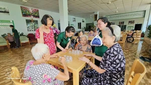 Пожилые люди получают уход в доме престарелых Tam An в городе Хошимине. Фото: ВИА