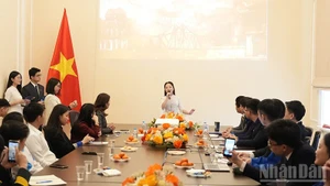 Художественный номер в честь конференции. Фото: Суан Хынг