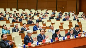 Председатель НС Чан Тхань Ман, Заместители председателя НС и делегаты присутствуют на конференции. Фото: Зюи Линь