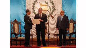 Посол Вьетнама в Мексике и по совместительству в Гватемале Нгуен Ван Хай вручает верительные грамоты Президента Лыонг Кыонга Президенту Гватемалы Бернардо Аревало. Фото: ВИА