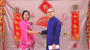 Председатель Общества вьетнамцев в Израиле Чыонг Тхи Хонг и Посол Вьетнама в Израиле Ли Дык Чунг. Фото: ВИА