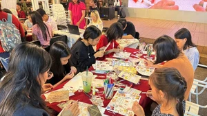 Молодёжь с интересом участвует в мероприятиях на улице книги Нгуен Ван Бинь. Фото: ttbc-hcm.gov.vn