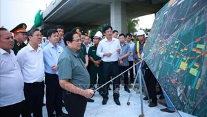 Премьер-министр Фам Минь Тьинь проверяет ход строительства скоростной автомагистрали Чаудок-Кантхо-Шокчанг на участке, проходящем через коммуну Лонгхынг, город Кантхо, 28 декабря 2025 года. Фото: ВИА