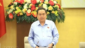 Председатель НС Чан Тхань Ман выступает на пятом заседании Национального избирательного совета. Фото: ВИА