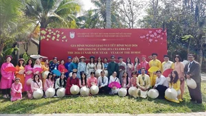 Генеральные консулы разных стран в г. Хошимине и их семьи фотографируются на память на мероприятии. Фото: ВИА