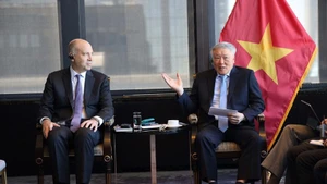 Постоянный вице-премьер Нгуен Хоа Бинь принимает г-на Эвана Дамаста, представителя финансовой группы Morgan Stanley. Фото: ВИА