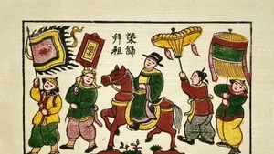 Лошадь, красиво украшенная, везёт человека, успешно сдавшего экзамены и получившего учёную степень, обратно в родную деревню на народной картине Донгхо «Возвращение с почестями к предкам». 