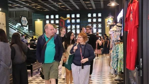 Иностранные туристы отправляются из международного круизного порта Халонг для посещения бухты Халонг. Фото: baoquangninh.vn