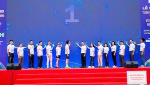 Делегаты нажимают кнопку в знак запуска кампании «Час Земли» 2026 года.